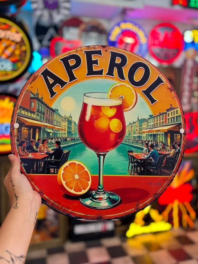 Chapa redonda Aperol – copa con naranja y paisaje de canal
