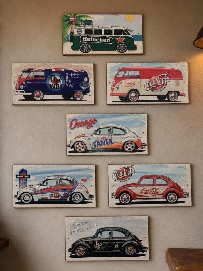 Cuadrito de autos clásicos – vans y autos con marcas de bebidas