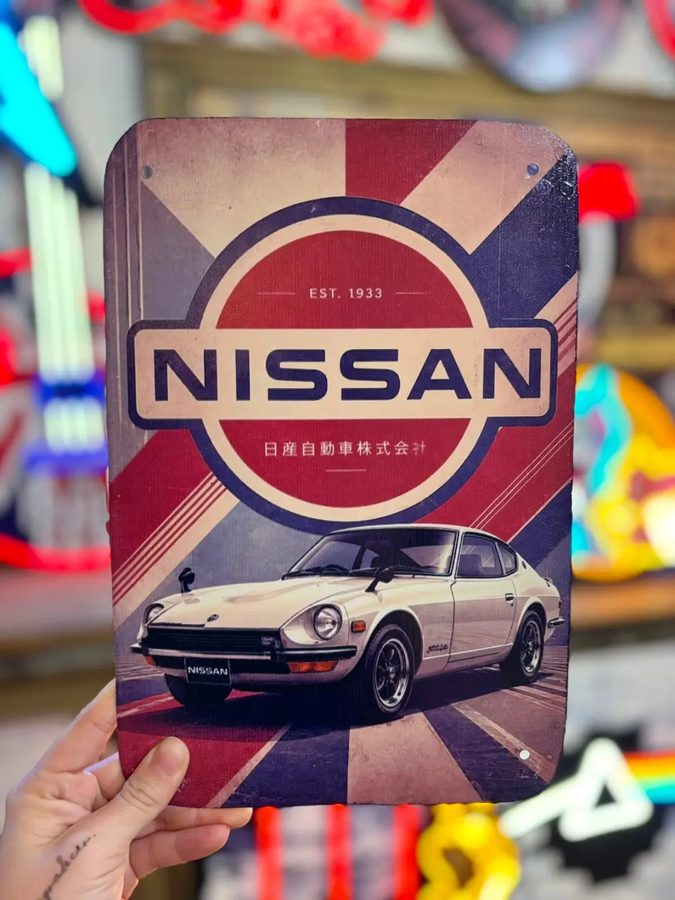 Chapa decorativa Nissan – auto deportivo clásico blanco