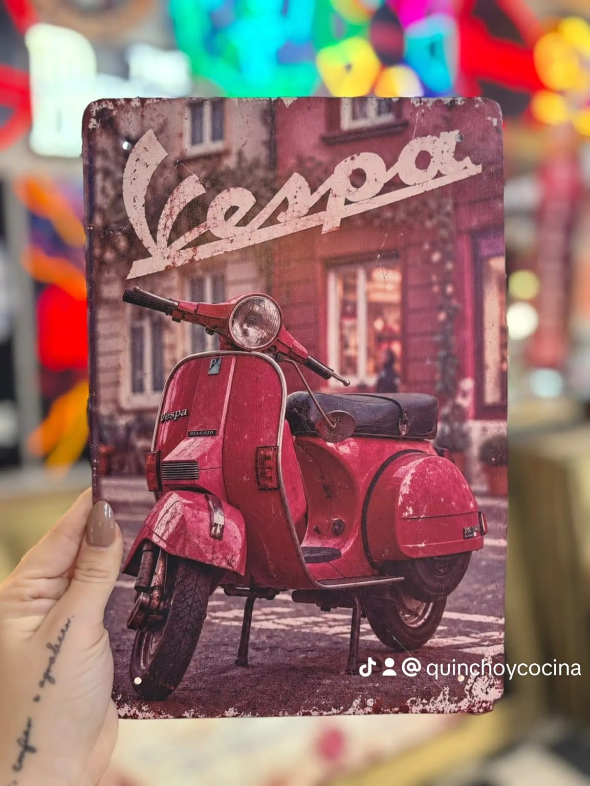 Chapa Vespa – scooter rojo en la calle